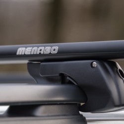 MENABO ΜΠΑΡΕΣ ΟΡΟΦΗΣ ΑΛΟΥΜΙΝΙΟΥ SHERMAN BLACK 120 cm ΣΕ ΜΑΥΡΟ ΧΡΩΜΑ ΓΙΑ Link&Co 01 5 doors 2017> ΜΕ RAISED RAILS (Παράλληλες Μπάρες με Κενό) - 2 ΤΕΜ. (12280/MB)